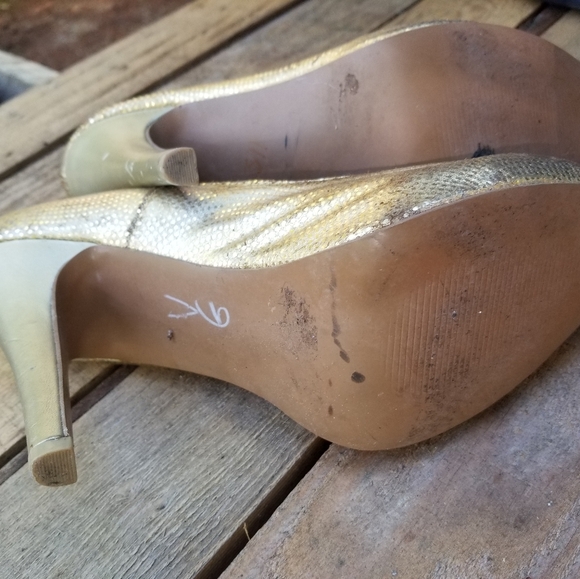 Size 9.5 Charlotte Russe Gold Metallic High Heels Pump Shoes Round Toe Ladies - Picture 7 of 12